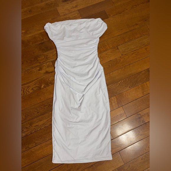 Dresses & Skirts - Elegant White Strapless Dress